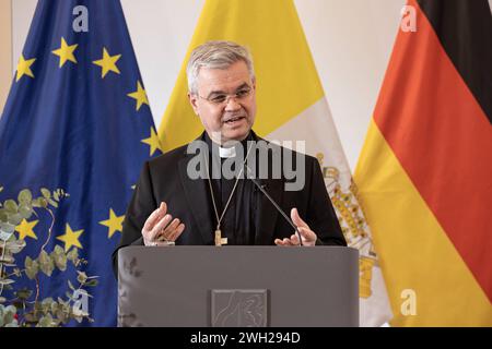 07.02.2024. Düsseldorf. Der neue Erzbischof von Paderborn, Dr. Udo Markus Bentz, wird im Beisein von NRW-Ministerpräsident Hendrik Wüst sowie Vertreter der Landesregierungen und Kirchen von Hessen und Niedersachsen in der Staatskanzlei in Düsseldorf auf die freiheitlich-demokratische Grundordnung vereidigt. Düsseldorf Alte Staatskanzlei Nordrhein-Westfalen Deutschland *** 07 02 2024 Düsseldorf der neue Paderborner Erzbischof Dr. Udo Markus Bentz wird im Beisein von NRW-Ministerpräsident Hendrik Wüst und Vertretern der Landesregierungen auf die freie demokratische Grundordnung vereidigt Stockfoto