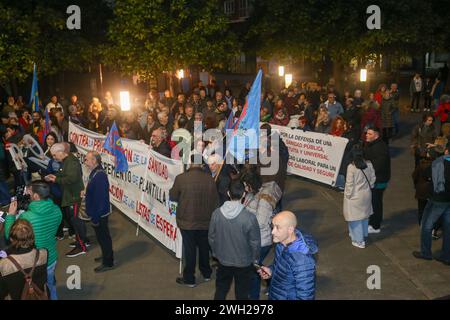 Gijon, Spanien. Februar 2024. Gijón, Spanien, 6. Februar 2024: Mehr als 200 Menschen versammelten sich auf den Straßen von Gijón, um während der Demonstration für eine qualitativ hochwertige öffentliche Gesundheitsversorgung am 6. Februar 2024 in Gijón, Spanien, eine qualitativ hochwertige öffentliche Gesundheitsversorgung zu fordern. (Foto: Alberto Brevers/Pacific Press) Credit: Pacific Press Media Production Corp./Alamy Live News Stockfoto