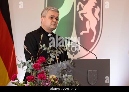 07.02.2024. Düsseldorf. Der neue Erzbischof von Paderborn, Dr. Udo Markus Bentz, wird im Beisein von NRW-Ministerpräsident Hendrik Wüst sowie Vertreter der Landesregierungen und Kirchen von Hessen und Niedersachsen in der Staatskanzlei in Düsseldorf auf die freiheitlich-demokratische Grundordnung vereidigt. Düsseldorf Alte Staatskanzlei Nordrhein-Westfalen Deutschland *** 07 02 2024 Düsseldorf der neue Paderborner Erzbischof Dr. Udo Markus Bentz wird im Beisein von NRW-Ministerpräsident Hendrik Wüst und Vertretern der Landesregierungen auf die freie demokratische Grundordnung vereidigt Stockfoto