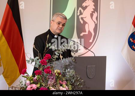 07.02.2024. Düsseldorf. Der neue Erzbischof von Paderborn, Dr. Udo Markus Bentz, wird im Beisein von NRW-Ministerpräsident Hendrik Wüst sowie Vertreter der Landesregierungen und Kirchen von Hessen und Niedersachsen in der Staatskanzlei in Düsseldorf auf die freiheitlich-demokratische Grundordnung vereidigt. Düsseldorf Alte Staatskanzlei Nordrhein-Westfalen Deutschland *** 07 02 2024 Düsseldorf der neue Paderborner Erzbischof Dr. Udo Markus Bentz wird im Beisein von NRW-Ministerpräsident Hendrik Wüst und Vertretern der Landesregierungen auf die freie demokratische Grundordnung vereidigt Stockfoto