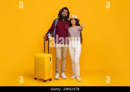 Porträt Glücklicher Junger Indischer Ehepartner, Bereit Für Urlaub Stockfoto