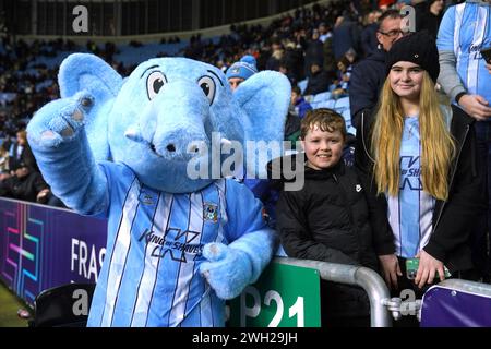 Sky Blue Sam posiert mit einem Fan während des Rückspielspielspiels der vierten Runde des Emirates FA Cup in der Coventry Building Society Arena in Coventry. Bilddatum: Dienstag, 6. Februar 2024. Stockfoto