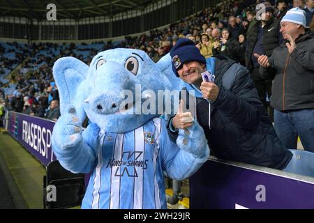 Sky Blue Sam posiert mit einem Fan während des Rückspielspielspiels der vierten Runde des Emirates FA Cup in der Coventry Building Society Arena in Coventry. Bilddatum: Dienstag, 6. Februar 2024. Stockfoto