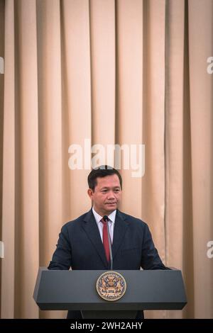 Bangkok, Bangkok, Thailand. Februar 2024. 7. Februar 2024, Bangkok, Kambodschas Premierminister Hun Manet spricht während einer Pressekonferenz im Regierungsgebäude vor den Medien. Kambodschas Premierminister Hun Manet besucht Thailand offiziell, um die Beziehungen zwischen den beiden Nationen zu stärken. (Kreditbild: © Wissarut Weerasopon/ZUMA Press Wire) NUR REDAKTIONELLE VERWENDUNG! Nicht für kommerzielle ZWECKE! Stockfoto