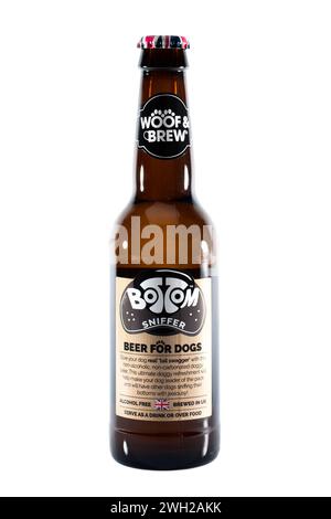 330 ml Flasche Woof and Brew Bottom Sniffer Beer für Hunde auf weißem Hintergrund Stockfoto