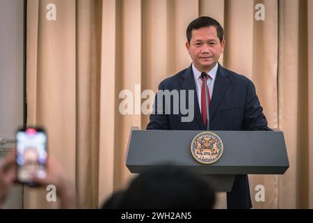 Bangkok, Bangkok, Thailand. Februar 2024. 7. Februar 2024, Bangkok, Kambodschas Premierminister Hun Manet spricht während einer Pressekonferenz im Regierungsgebäude vor den Medien. Kambodschas Premierminister Hun Manet besucht Thailand offiziell, um die Beziehungen zwischen den beiden Nationen zu stärken. (Kreditbild: © Wissarut Weerasopon/ZUMA Press Wire) NUR REDAKTIONELLE VERWENDUNG! Nicht für kommerzielle ZWECKE! Stockfoto