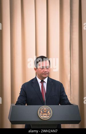 Bangkok, Bangkok, Thailand. Februar 2024. 7. Februar 2024, Bangkok, Kambodschas Premierminister Hun Manet spricht während einer Pressekonferenz im Regierungsgebäude vor den Medien. Kambodschas Premierminister Hun Manet besucht Thailand offiziell, um die Beziehungen zwischen den beiden Nationen zu stärken. (Kreditbild: © Wissarut Weerasopon/ZUMA Press Wire) NUR REDAKTIONELLE VERWENDUNG! Nicht für kommerzielle ZWECKE! Stockfoto