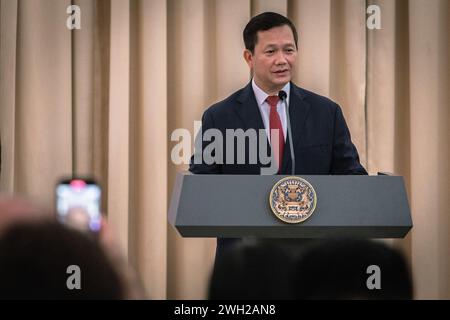 Bangkok, Bangkok, Thailand. Februar 2024. 7. Februar 2024, Bangkok, Kambodschas Premierminister Hun Manet spricht während einer Pressekonferenz im Regierungsgebäude vor den Medien. Kambodschas Premierminister Hun Manet besucht Thailand offiziell, um die Beziehungen zwischen den beiden Nationen zu stärken. (Kreditbild: © Wissarut Weerasopon/ZUMA Press Wire) NUR REDAKTIONELLE VERWENDUNG! Nicht für kommerzielle ZWECKE! Stockfoto