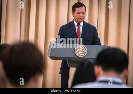 Bangkok, Bangkok, Thailand. Februar 2024. 7. Februar 2024, Bangkok, Kambodschas Premierminister Hun Manet spricht während einer Pressekonferenz im Regierungsgebäude vor den Medien. Kambodschas Premierminister Hun Manet besucht Thailand offiziell, um die Beziehungen zwischen den beiden Nationen zu stärken. (Kreditbild: © Wissarut Weerasopon/ZUMA Press Wire) NUR REDAKTIONELLE VERWENDUNG! Nicht für kommerzielle ZWECKE! Stockfoto