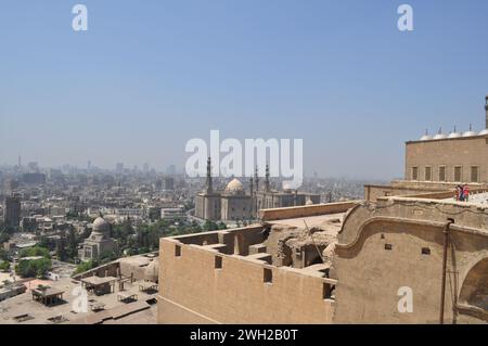 Sultan-Hassan-Moschee auf dem Salah al-DIN-Platz in der Zitadelle areaو der Blick vom Dachbereich auf die Zitadelle Salah al-DIN Stockfoto