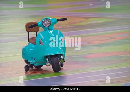 Kinderspielzeuge elektrisches Moped im öffentlichen Park Stockfoto
