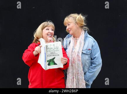 27.05.2011, Deutschland, Sachsen, Dresden, auf dem Foto rechts die Schauspielerin und Synchronsprecherin Ulrike Mai, links die Schauspielerin und Sängerin Angelika Mann, hier mit dem Textbuch die Hexe Baba Jaga und der Bart des Drachens Teil 3, vor den Proben für die Märchenkomödie in der Probebühne Zeitenströmung fotografiert *** 27 05 2011, Deutschland, Sachsen, Dresden, auf dem Foto rechts die Schauspielerin und Stimmdarstellerin Ulrike Mai, links die Schauspielerin und Sängerin Angelika Mann, hier mit dem Lehrbuch die Hexe Baba Jaga und der Bart des Drachens Teil 3, fotografiert vor den Proben Stockfoto