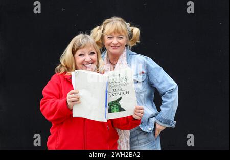 27.05.2011, Deutschland, Sachsen, Dresden, auf dem Foto rechts die Schauspielerin und Synchronsprecherin Ulrike Mai, links die Schauspielerin und Sängerin Angelika Mann, hier mit dem Textbuch die Hexe Baba Jaga und der Bart des Drachens Teil 3, vor den Proben für die Märchenkomödie in der Probebühne Zeitenströmung fotografiert *** 27 05 2011, Deutschland, Sachsen, Dresden, auf dem Foto rechts die Schauspielerin und Stimmdarstellerin Ulrike Mai, links die Schauspielerin und Sängerin Angelika Mann, hier mit dem Lehrbuch die Hexe Baba Jaga und der Bart des Drachens Teil 3, fotografiert vor den Proben Stockfoto