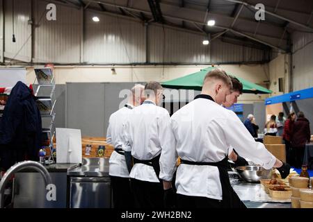 Die Köche der Royal Navy kochen live auf der Source Food, Drinks, Catering und Hospitality Messe, die am 7. Februar 2024 im Westpoint Exeter U.K mit Ausstellern und Marken stattfindet Stockfoto