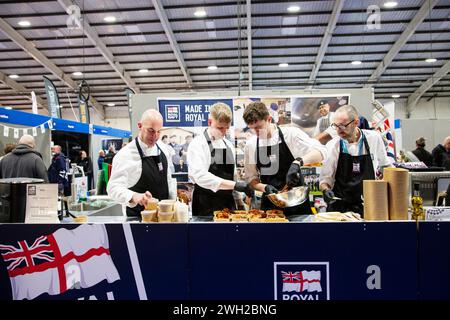 Die Köche der Royal Navy kochen live auf der Source Food, Drinks, Catering und Hospitality Messe, die am 7. Februar 2024 im Westpoint Exeter U.K mit Ausstellern und Marken stattfindet Stockfoto