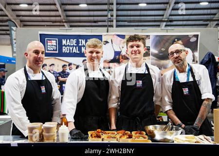 Die Köche der Royal Navy kochen live auf der Source Food, Drinks, Catering und Hospitality Messe, die am 7. Februar 2024 im Westpoint Exeter U.K mit Ausstellern und Marken stattfindet Stockfoto