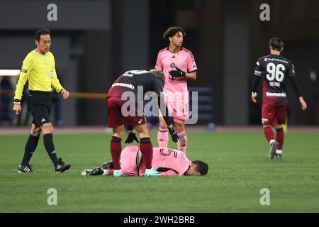 Tokio, Japan. Februar 2024. Sergio BUSQUETS (5) hat sich bei einem Freundschaftsspiel zwischen Inter Miami CF und Vissel Kobe im Japan National Stadium in Tokio verletzt. Vissel Kobe besiegt Inter Miami CF mit 4:3 im Elfmeterschießen. (Kreditbild: © Rodrigo Reyes Marin/ZUMA Press Wire) NUR REDAKTIONELLE VERWENDUNG! Nicht für kommerzielle ZWECKE! Stockfoto