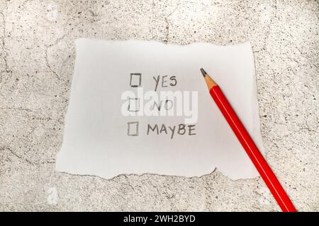 Ein Stück Papier mit den Worten Ja, Nein und Vielleicht und Quadraten zur Auswahl Stockfoto