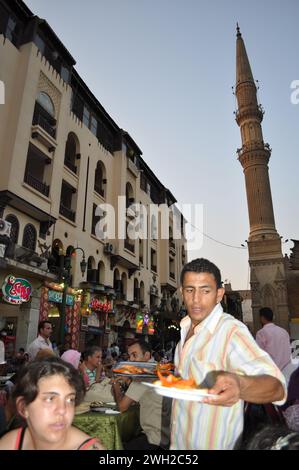 Ramadan Iftar im Innenhof der Al-Hussein Moschee auf der Straße Stockfoto