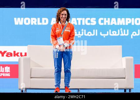 Doha, Katar. Februar 2024. DOHA, KATAR – 7. FEBRUAR: Trainer Esther Jauma Cayuela aus den Niederlanden, im Frauenduett Free am 6. Tag: Künstlerisches Schwimmen der Doha-Aquatikweltmeisterschaften 2024 am 7. Februar 2024 in Doha, Katar. (Foto: MTB-Photo/BSR Agency) Credit: BSR Agency/Alamy Live News Stockfoto