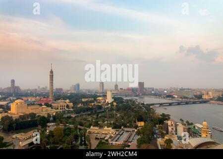 Luftaufnahme des Kairoer Turms und des Nils in Kairo, Ägypten Stockfoto