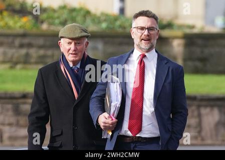 Bargain Hunt-Auktionator Charles Hanson (rechts) vor dem Derby Crown Court, wo er wegen Körperverletzung angeklagt wird, die zwischen dem 13. Und 17. Mai 2020 tatsächlich körperlich geschädigt wurde und zwischen Mai 2015 und Juni 2023 Kontroll- oder Zwangsverhalten begangen hat; nachdem die Polizei im Juni letzten Jahres zu Berichten über einen häuslichen Vorfall in seinem Haus im Dorf Quarndon, Derbyshire, gerufen wurde. Bilddatum: Mittwoch, 7. Februar 2024. Stockfoto