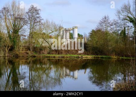 Eine industrielle Verarbeitungsanlage, die sich in einem Becken in einem Naturschutzgebiet neben dem Sandsteinbruch widerspiegelt. Stockfoto