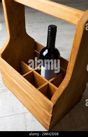 Blick von oben auf eine Flasche Rotwein mit leerem Etikett in einer Weinschublade Stockfoto