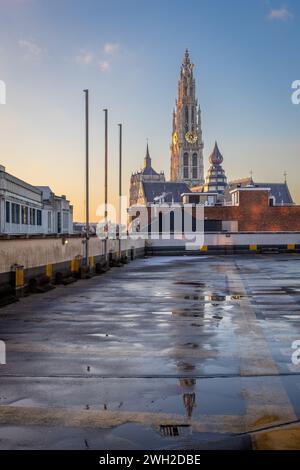 Die Kathedrale unserer Lieben Frau vor dem Hintergrund eines blauen Himmels. Antwerpen, Belgien Stockfoto