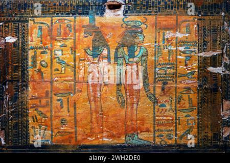 Antike ägyptische Hieroglyphen und Gemälde auf einer alten bunt bemalten Holzkiste im Grab des alten ägyptischen Handwerkers Sennedjem, Kairo Stockfoto