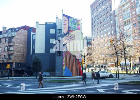 Gijón, Asturien, Spanien. Wandgemälde, Asturiana, Autor Jonatan Carranza 'Sojo'. Traditionelles asturisches Musikthema auf der Avenida de la Costa Stockfoto