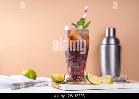 Cuba Libre oder Long Island Ice Tea Cocktail mit starken Getränken, Cola, Limette und Eis im Glas, kaltem Longdrink oder Limonade Stockfoto