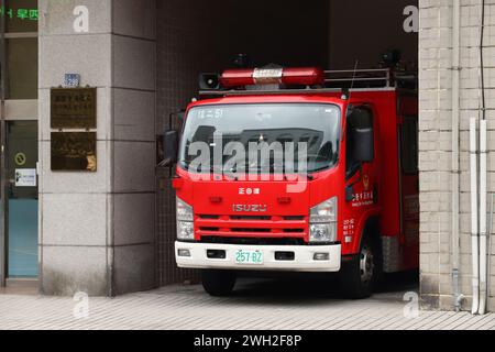 KEELUNG, TAIWAN - 23. NOVEMBER 2018: Feuerwache in Keelung, Taiwan. Löschfahrzeug Isuzu. Stockfoto