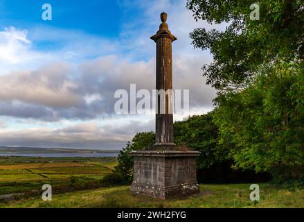 Mit Blick auf die Liscannor Bay ist eine klassische kannelierte dorische Säule, die an Cornelius O’Brien aus dem 18. Jahrhundert aus dem County Clare, Irland, erinnert Stockfoto