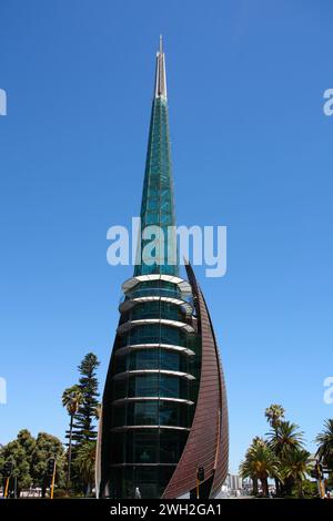 PERTH, AUSTRALIEN - 6. FEBRUAR 2009: Swan Bells Glockenturm in Perth. Swan Bells ist ein Kupfer-Glas-campanile mit alten Glocken, die aus Großbritannien gespendet wurden Stockfoto