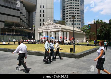 SINGAPUR CITY, SINGAPUR - 2. FEBRUAR 2009: Leute spazieren im Raffles Place Park im Downtown Core District von Singapur. Stockfoto