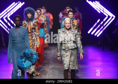 Berlin, Berlin-Friedrichshain, Deutschland. Februar 2024. Models zeigen auf dem Laufsteg der Verti Music Hall Kollektionen von Designer Danny Reinke. (Kreditbild: © Simone Kuhlmey/Pacific Press via ZUMA Press Wire) NUR REDAKTIONELLE VERWENDUNG! Nicht für kommerzielle ZWECKE! Stockfoto