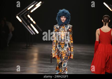 Berlin, Berlin-Friedrichshain, Deutschland. Februar 2024. Models zeigen auf dem Laufsteg der Verti Music Hall Kollektionen von Designer Danny Reinke. (Kreditbild: © Simone Kuhlmey/Pacific Press via ZUMA Press Wire) NUR REDAKTIONELLE VERWENDUNG! Nicht für kommerzielle ZWECKE! Stockfoto