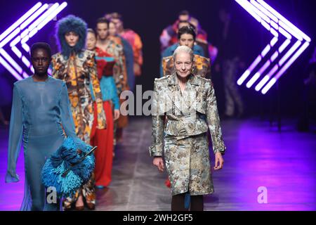 Berlin, Berlin-Friedrichshain, Deutschland. Februar 2024. Models zeigen auf dem Laufsteg der Verti Music Hall Kollektionen von Designer Danny Reinke. (Kreditbild: © Simone Kuhlmey/Pacific Press via ZUMA Press Wire) NUR REDAKTIONELLE VERWENDUNG! Nicht für kommerzielle ZWECKE! Stockfoto