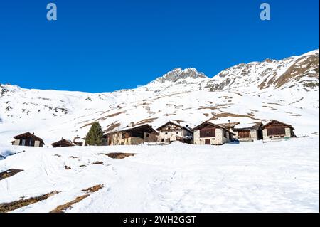 Blick auf das Dorf Grevasalvas und den Silsersee im Engadin, Schweiz, im Winter. Stockfoto