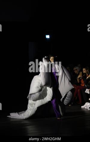 Berlin, Berlin-Friedrichshain, Deutschland. Februar 2024. Models zeigen auf dem Laufsteg der Verti Music Hall Kollektionen von Designer Danny Reinke. (Kreditbild: © Simone Kuhlmey/Pacific Press via ZUMA Press Wire) NUR REDAKTIONELLE VERWENDUNG! Nicht für kommerzielle ZWECKE! Stockfoto