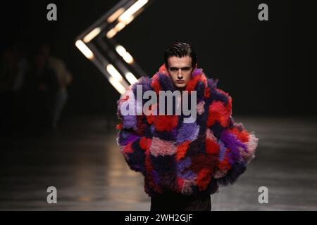 Berlin, Berlin-Friedrichshain, Deutschland. Februar 2024. Models zeigen auf dem Laufsteg der Verti Music Hall Kollektionen von Designer Danny Reinke. (Kreditbild: © Simone Kuhlmey/Pacific Press via ZUMA Press Wire) NUR REDAKTIONELLE VERWENDUNG! Nicht für kommerzielle ZWECKE! Stockfoto