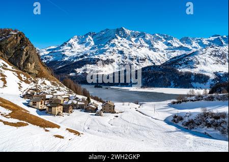 Blick auf das Dorf Grevasalvas und den Silsersee im Engadin, Schweiz, im Winter. Stockfoto