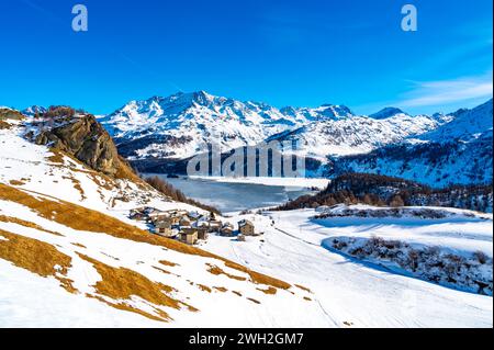 Blick auf das Dorf Grevasalvas und den Silsersee im Engadin, Schweiz, im Winter. Stockfoto