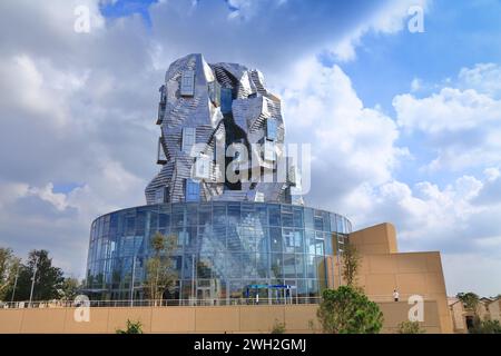 ARLES, FRANKREICH - 1. OKTOBER 2021: Besichtigung des Luma-Gebäudes in Arles, Frankreich. Tour Luma ist ein lokales Kunstzentrum und wurde von Frank Gehry entworfen. Stockfoto