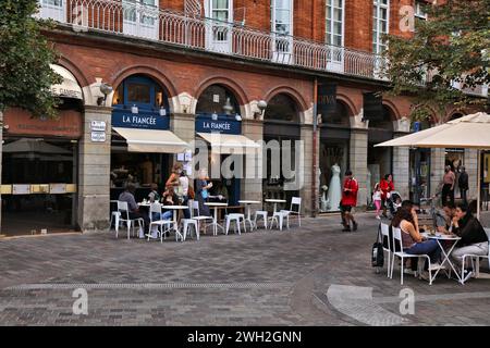 TOULOUSE, FRANKREICH - 28. SEPTEMBER 2021: Die Menschen besuchen die Innenstadt von Toulouse, Stadtteil Capitole. Toulouse ist die 4th größte Gemeinde Frankreichs. Stockfoto