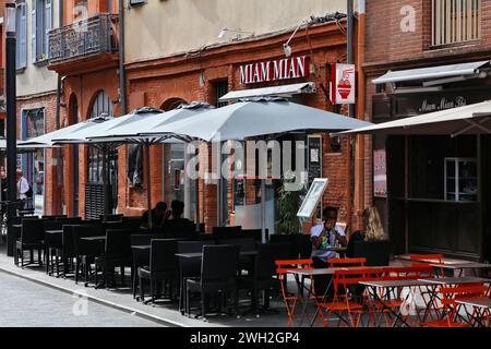 TOULOUSE, FRANKREICH - 28. SEPTEMBER 2021: Die Menschen besuchen die Innenstadt von Toulouse, Stadtteil Capitole. Toulouse ist die 4th größte Gemeinde Frankreichs. Stockfoto