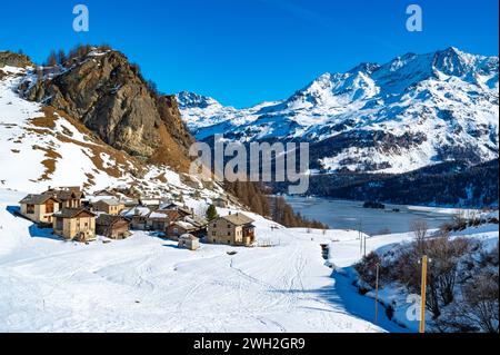 Blick auf das Dorf Grevasalvas und den Silsersee im Engadin, Schweiz, im Winter. Stockfoto