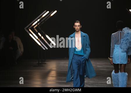 Berlin, Berlin-Friedrichshain, Deutschland. Februar 2024. Models zeigen auf dem Laufsteg der Verti Music Hall Kollektionen von Designer Danny Reinke. (Kreditbild: © Simone Kuhlmey/Pacific Press via ZUMA Press Wire) NUR REDAKTIONELLE VERWENDUNG! Nicht für kommerzielle ZWECKE! Stockfoto