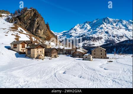 Blick auf das Dorf Grevasalvas und den Silsersee im Engadin, Schweiz, im Winter. Stockfoto